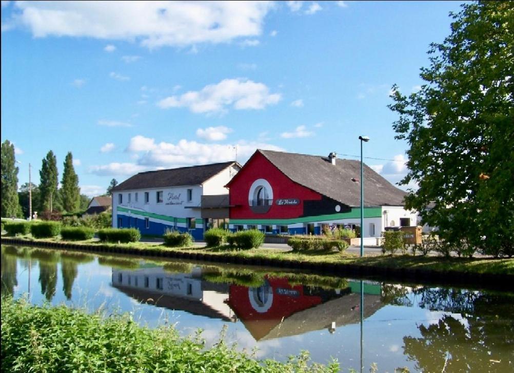 Auberge La Peniche Pierrefitte-sur-Loire Exterior photo